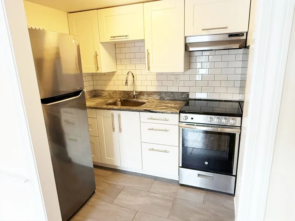 1 bed, 1 bath apartment for rent at 450 Main St Unit 1, Chatham — photo 3 of 5