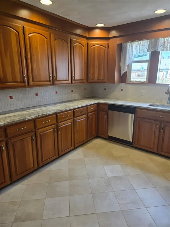 3 bed, 1 bath apartment for rent at 452 Highland Unit 1, Malden — photo 3 of 6