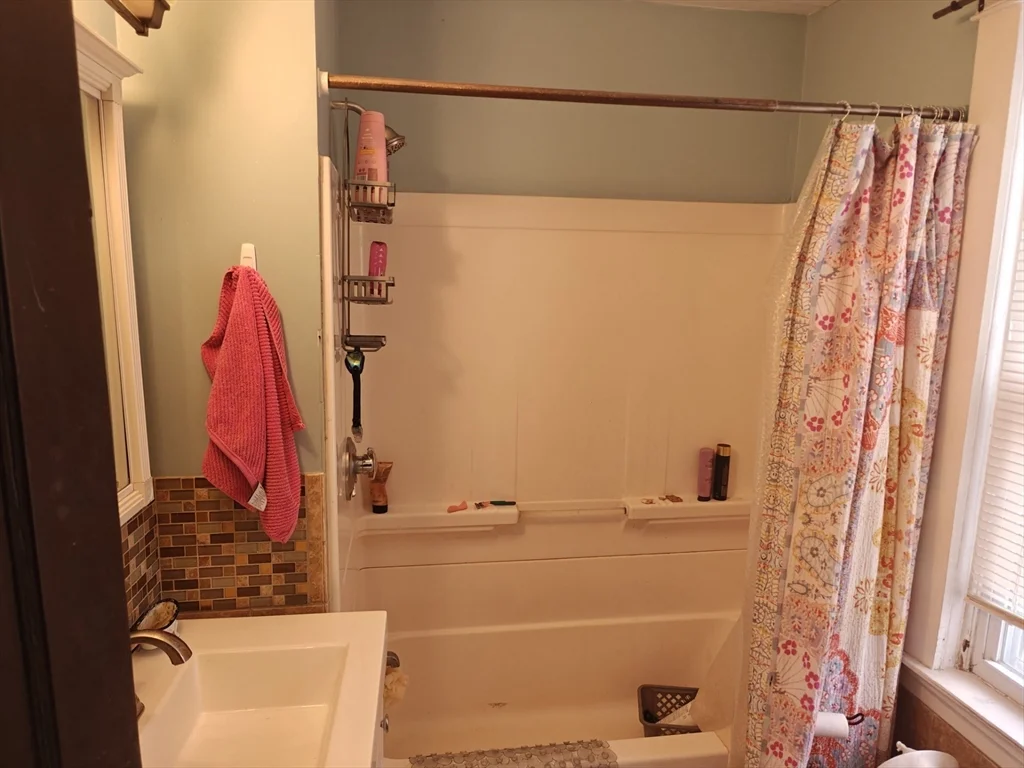 3 bed, 1 bath apartment for rent at 452 Osborn St Unit 2, Fall River — photo 16 of 18