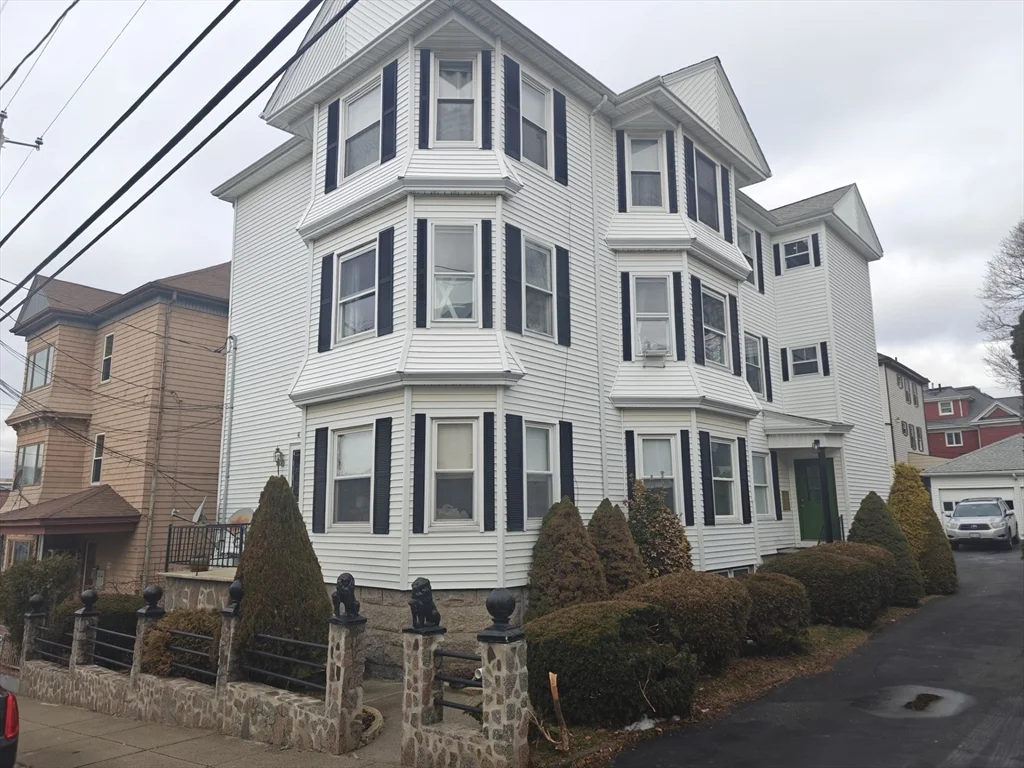 3 bed, 1 bath apartment for rent at 452 Osborn St Unit 3, Fall River — photo 1 of 20