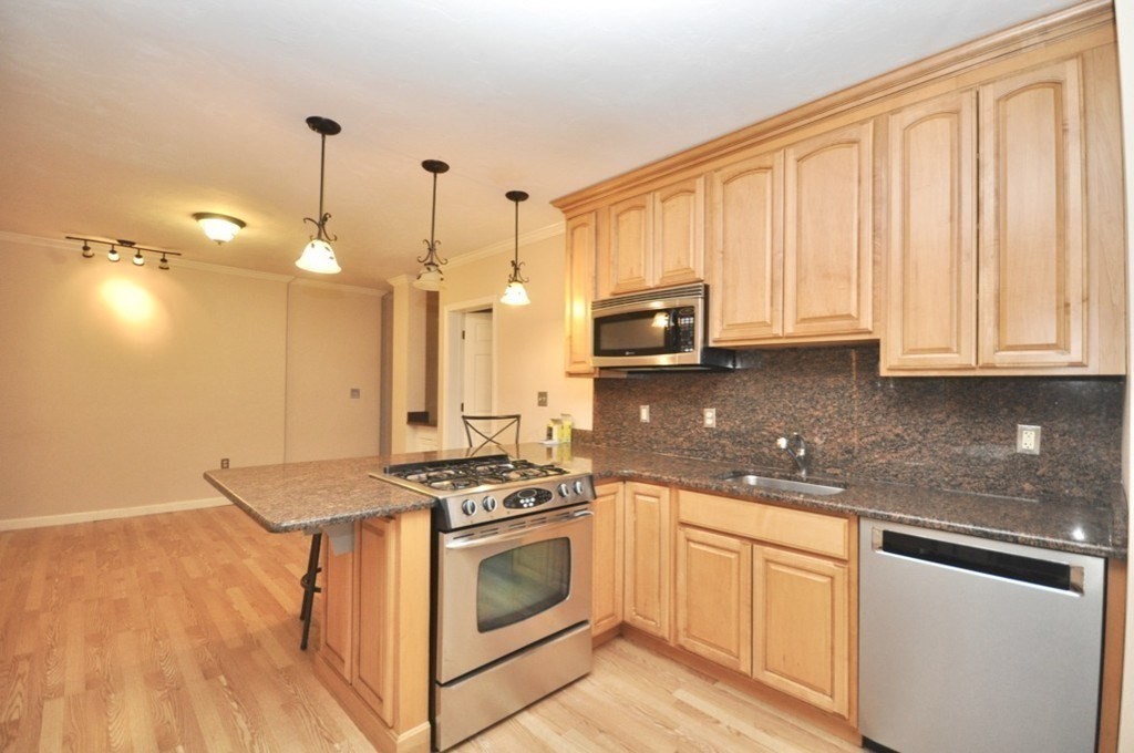 3 bed, 1 bath apartment for rent at 452 Park Dr Unit 10, Fenway — photo 2 of 12