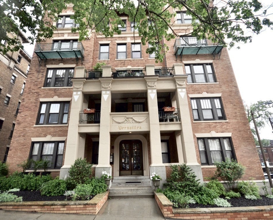 3 bed, 1 bath apartment for rent at 452 Park Dr Unit 10, Fenway — photo 1 of 12