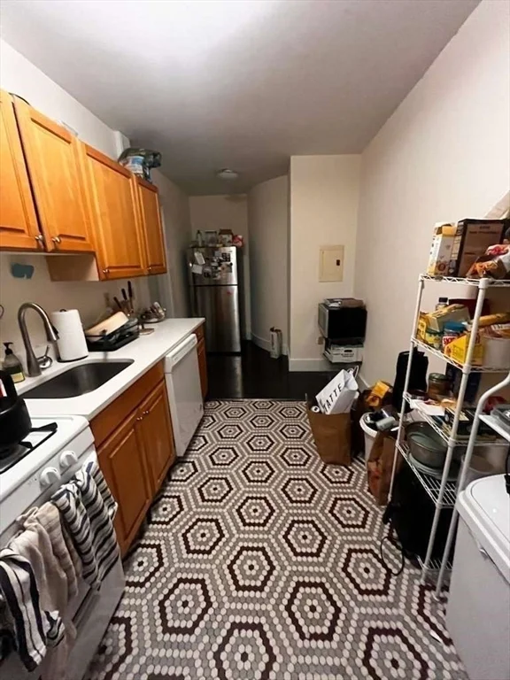 3 bed, 1 bath apartment for rent at 452 Park Dr Unit 12, Fenway — photo 4 of 14