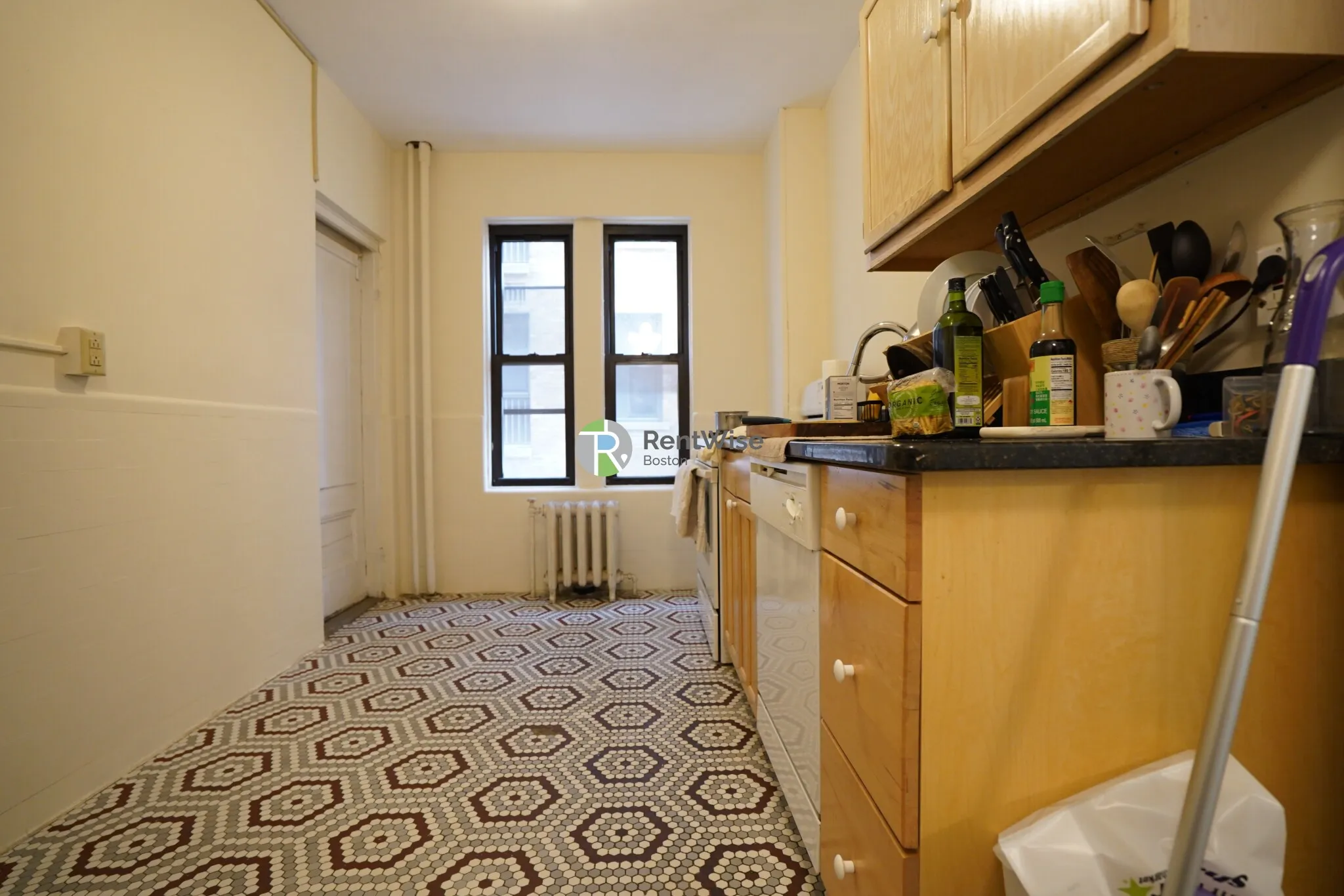 3 bed, 1 bath apartment for rent at 452 Park Dr Unit 2, Fenway — photo 4 of 12