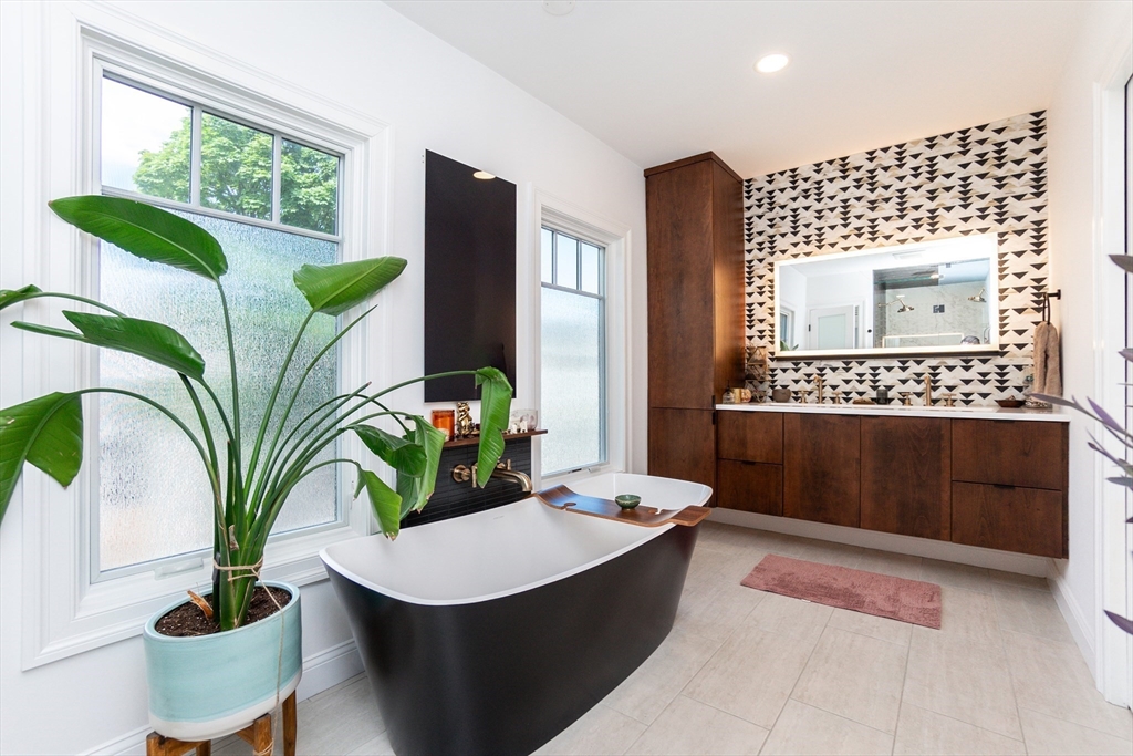 4 bed, 3 bath apartment for rent at 452 W Fourth Unit 0, South Boston — photo 17 of 41