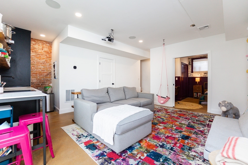 4 bed, 3 bath apartment for rent at 452 W Fourth Unit 0, South Boston — photo 31 of 41