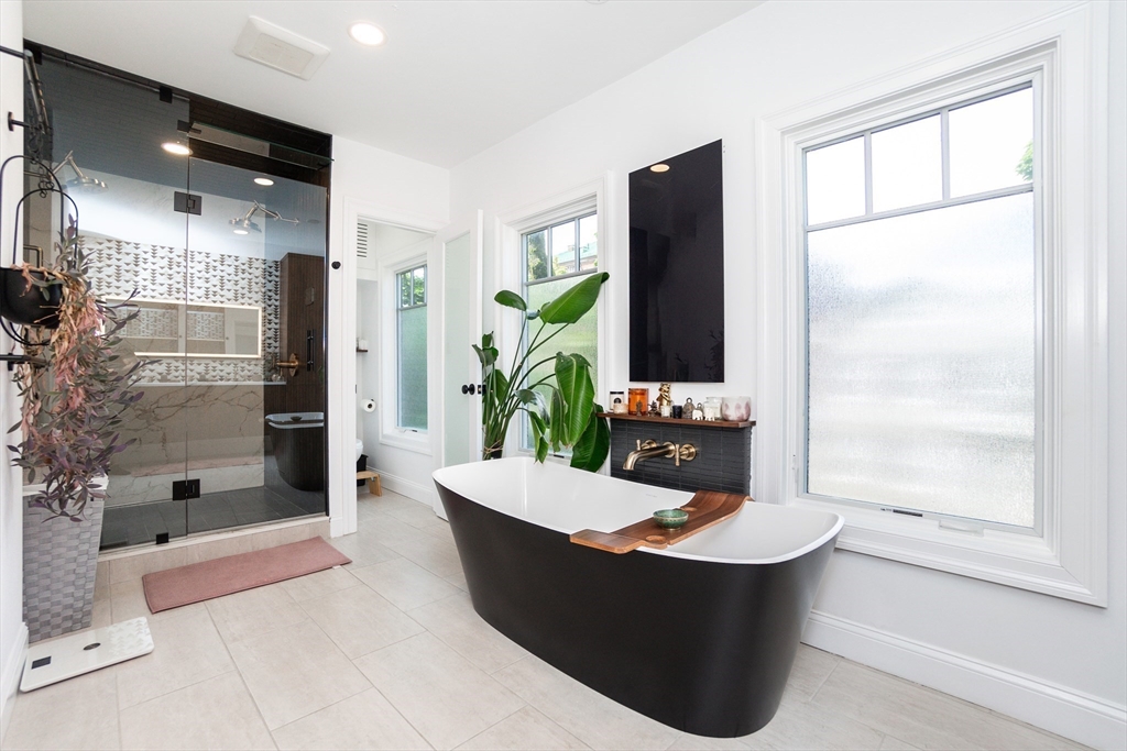 4 bed, 3 bath apartment for rent at 452 W Fourth Unit 0, South Boston — photo 18 of 41
