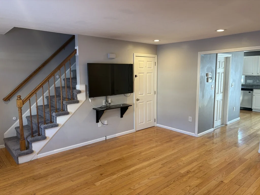 3 bed, 1 bath apartment for rent at 453 Turnpike St Unit 2, Easton — photo 3 of 23
