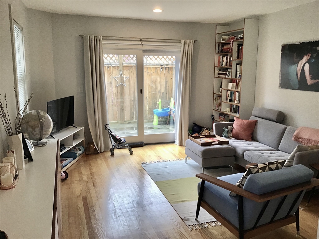 2 bed, 1 bath apartment for rent at 454 Franklin St Unit 454, Riverside — photo 7 of 17