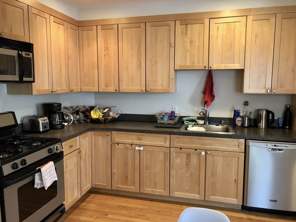 2 bed, 1 bath apartment for rent at 454 Franklin St Unit 454, Riverside — photo 3 of 17