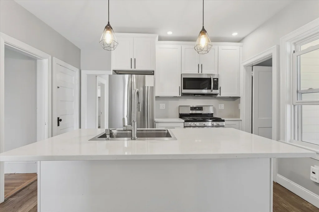 2 bed, 1 bath apartment for rent at 454 Quarry St Unit 454, Quincy — photo 3 of 29