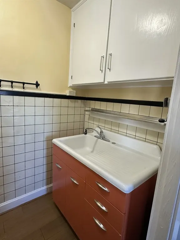 1 bed, 1 bath apartment for rent at 455 Peckham St Unit 2W, Fall River — photo 4 of 15