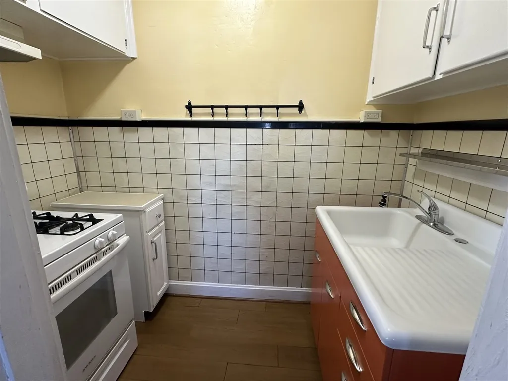 1 bed, 1 bath apartment for rent at 455 Peckham St Unit 2W, Fall River — photo 3 of 15