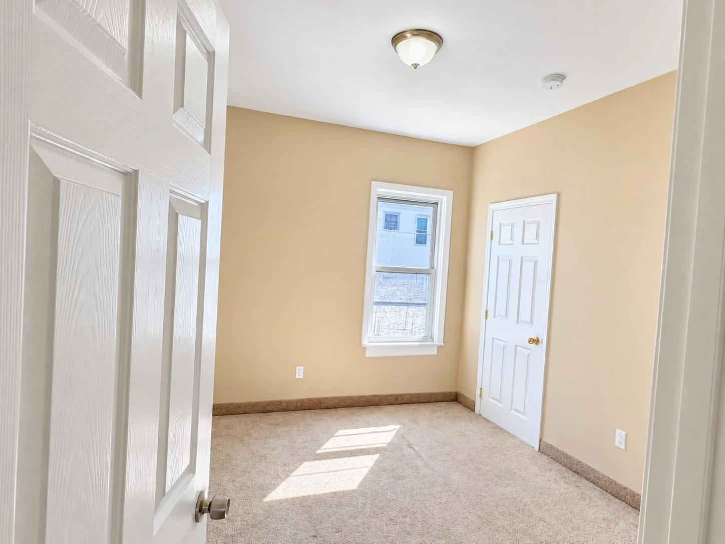 2 bed, 1 bath apartment for rent at 456 Coggeshall St Unit 2, Fall River — photo 4 of 17