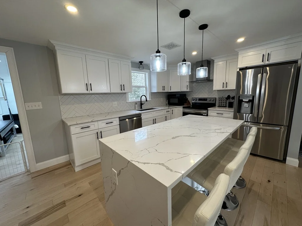 4 bed, 2 bath apartment for rent at 456 Parsonage St, Marshfield — photo 1 of 25