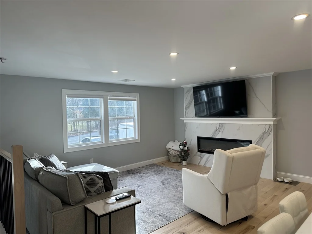 4 bed, 2 bath apartment for rent at 456 Parsonage St, Marshfield — photo 3 of 25