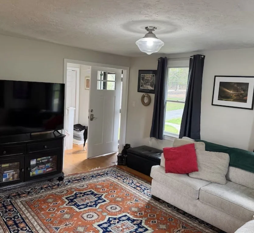 3 bed, 1 bath apartment for rent at 456 South River St, Marshfield — photo 6 of 12