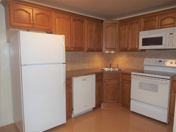 1 bed, 1 bath apartment for rent at 457 Washington St Unit 6, Weymouth — photo 1 of 17