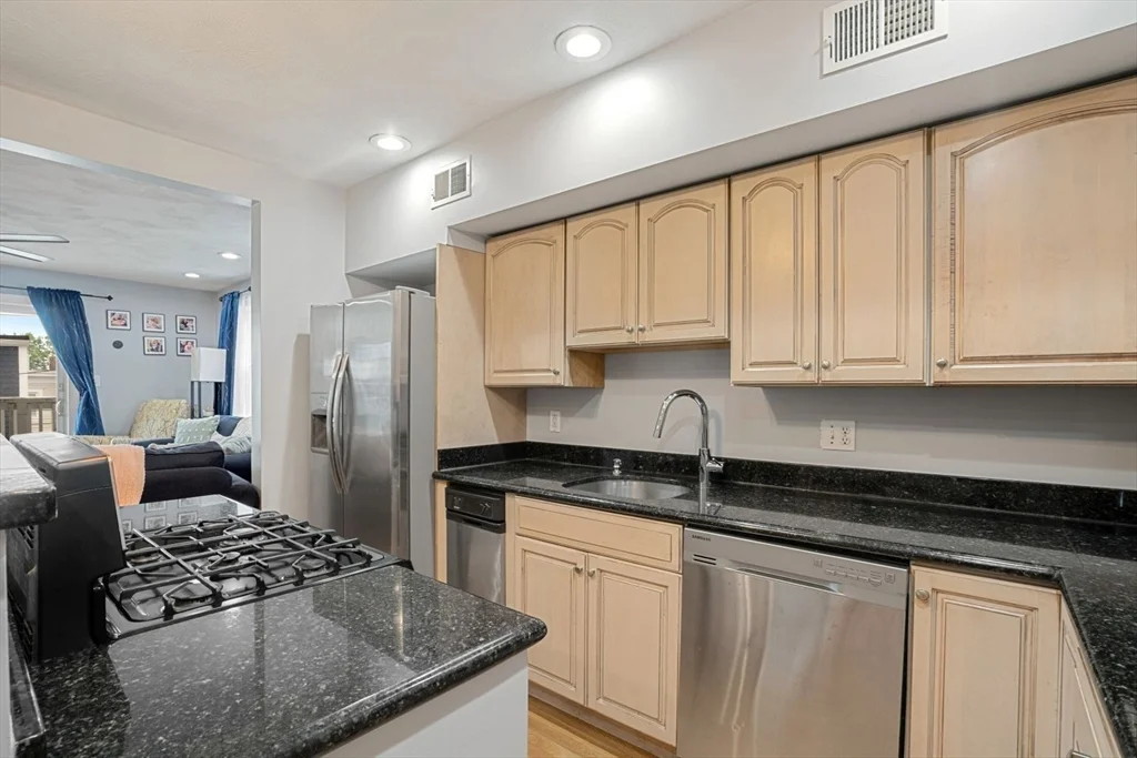 4 bed, 2 bath apartment for rent at 459 East 6th St, South Boston — photo 4 of 21