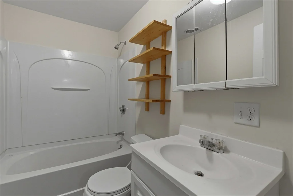 4 bed, 2 bath apartment for rent at 45R South Unit 45R, Bedford — photo 23 of 40