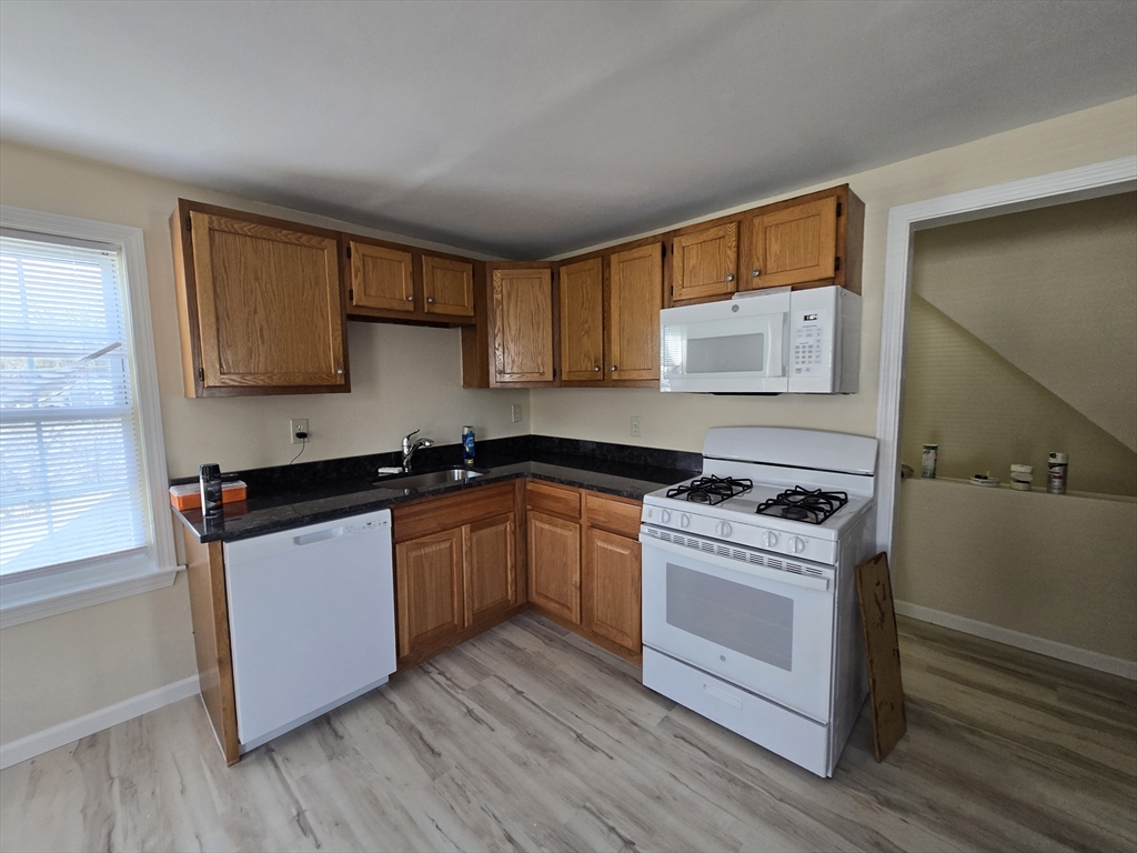 5 bed, 1 bath apartment for rent at 46 Alexander Unit B, Framingham — photo 2 of 3