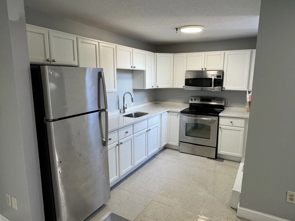 2 bed, 1 bath apartment for rent at 46 Amesbury Unit 3A, Lawrence — photo 1 of 8