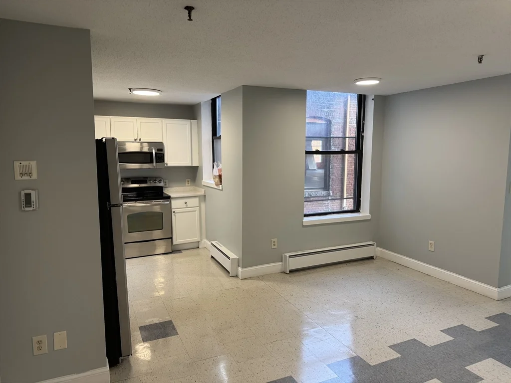 2 bed, 1 bath apartment for rent at 46 Amesbury Unit 3A, Lawrence — photo 2 of 8