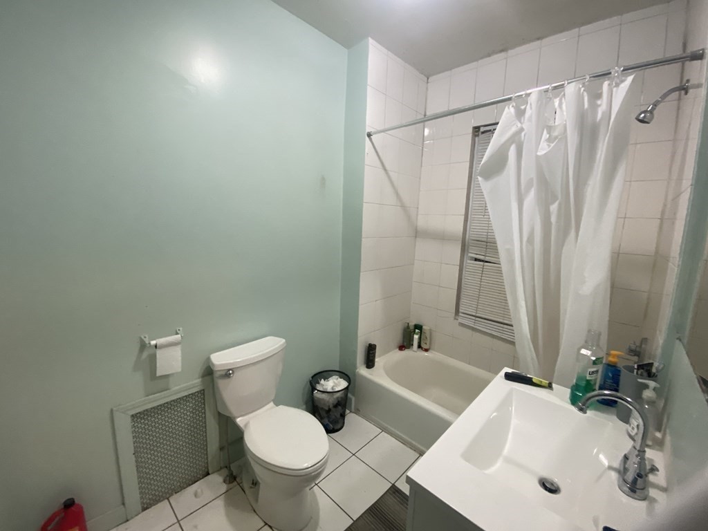 5 bed, 2 bath apartment for rent at 46 Ashford Unit 2, Allston — photo 6 of 8