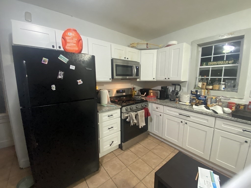 5 bed, 2 bath apartment for rent at 46 Ashford Unit 2, Allston — photo 2 of 8