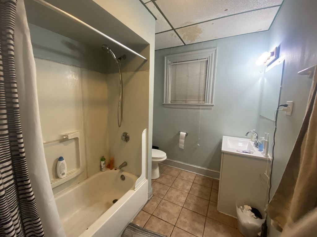 5 bed, 2 bath apartment for rent at 46 Ashford Unit 2, Allston — photo 7 of 8