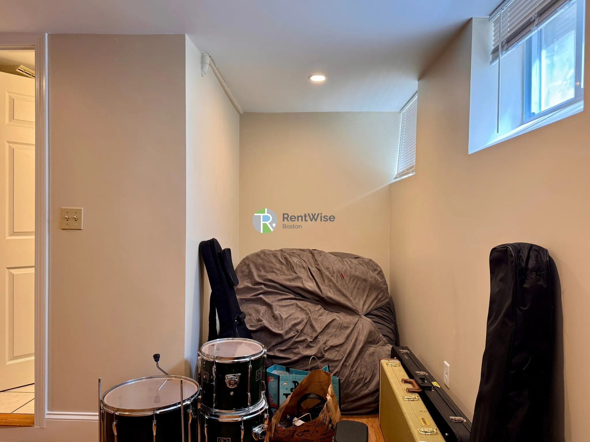 6 bed, 2 bath apartment for rent at 46 Bromfield Rd Unit 1, Tufts — photo 36 of 41
