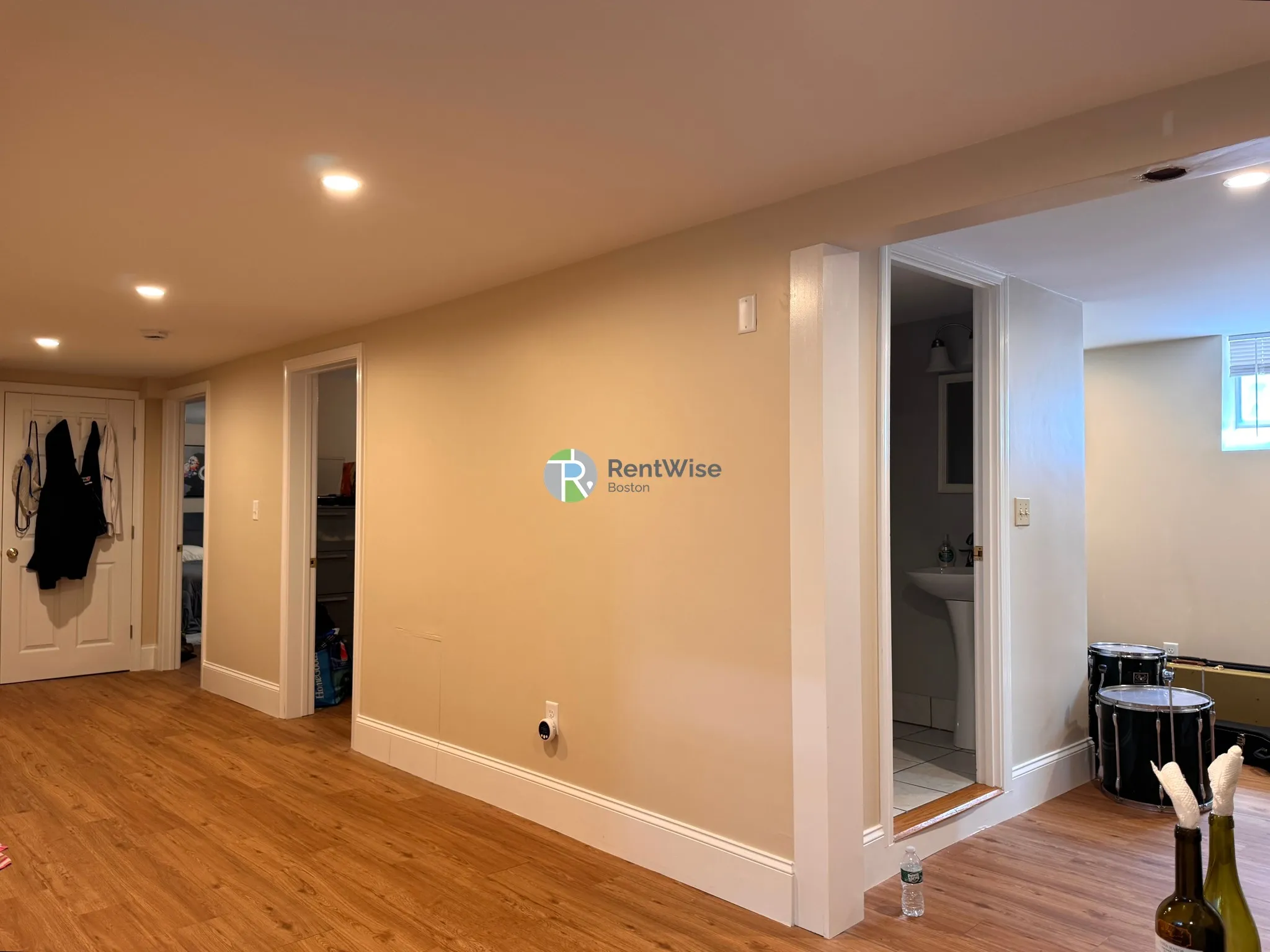 6 bed, 2 bath apartment for rent at 46 Bromfield Rd Unit 1, Tufts — photo 3 of 41