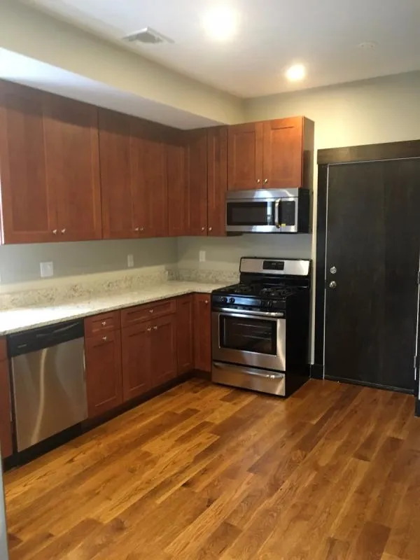 5 bed, 3 bath apartment for rent at 46 Creighton St Unit 3, Jamaica Plain — photo 2 of 16