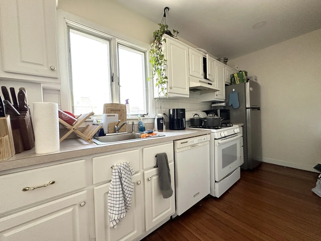 4 bed, 1 bath apartment for rent at 46 Dana St Unit B, Mid Cambridge — photo 4 of 13