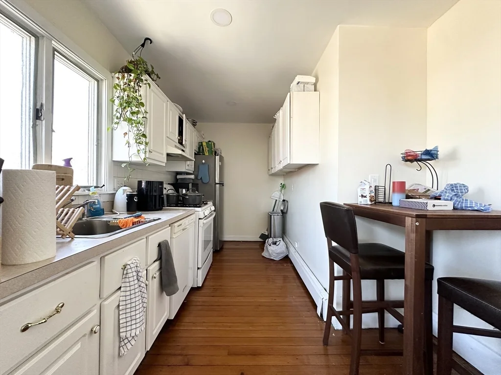 4 bed, 1 bath apartment for rent at 46 Dana St Unit B, Mid Cambridge — photo 3 of 13