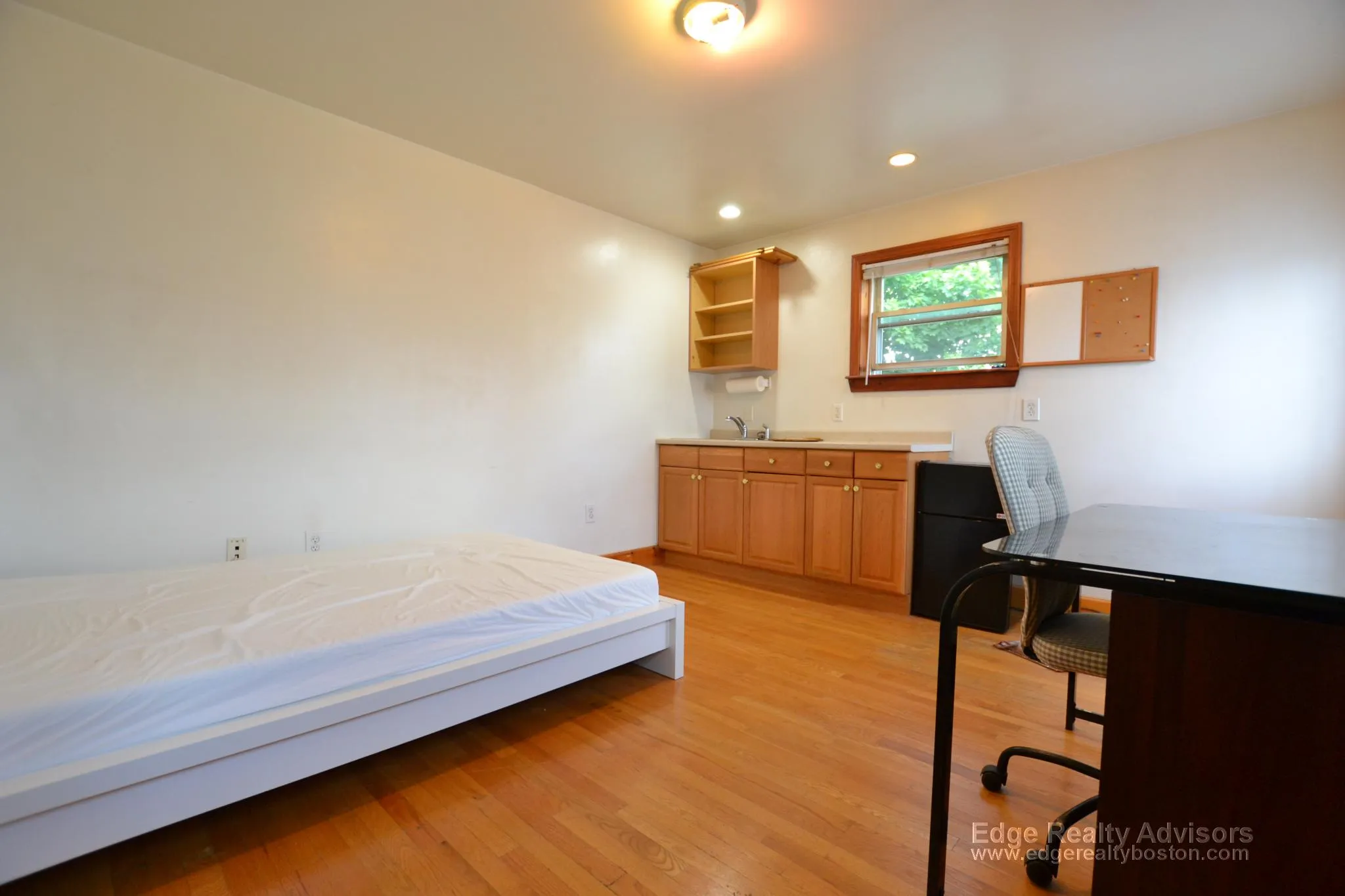 6 bed, 2 bath apartment for rent at 46 Gardner St Unit 3, Allston — photo 9 of 12