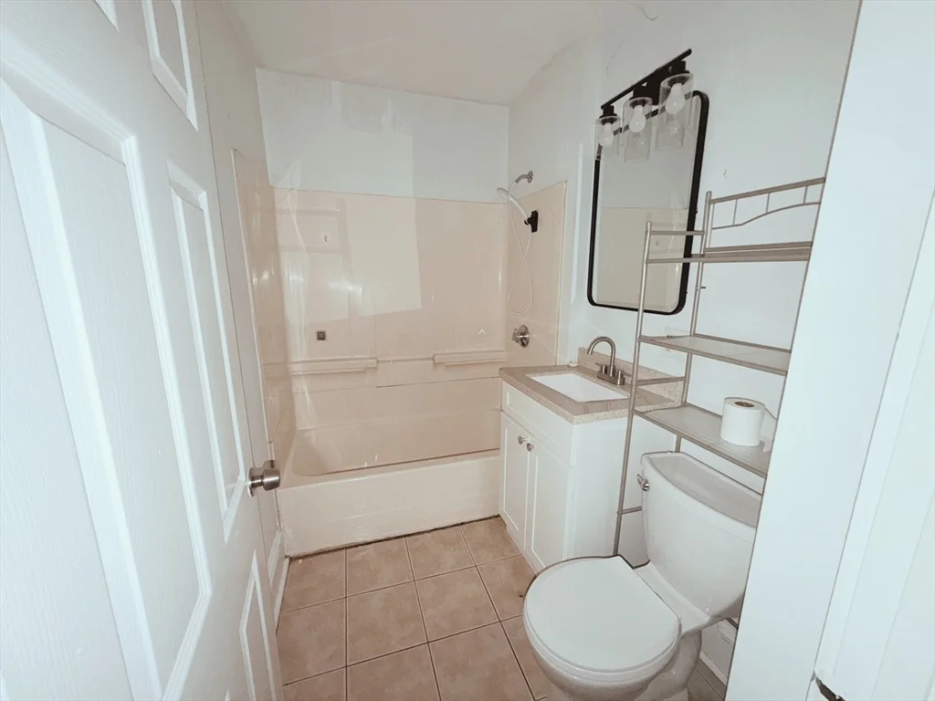 3 bed, 1 bath apartment for rent at 46 Grove St Unit 3, Lynn — photo 6 of 8