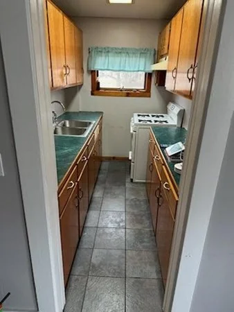 3 bed, 1 bath apartment for rent at 46 Hambly St Unit Unit 2, Fall River — photo 2 of 8
