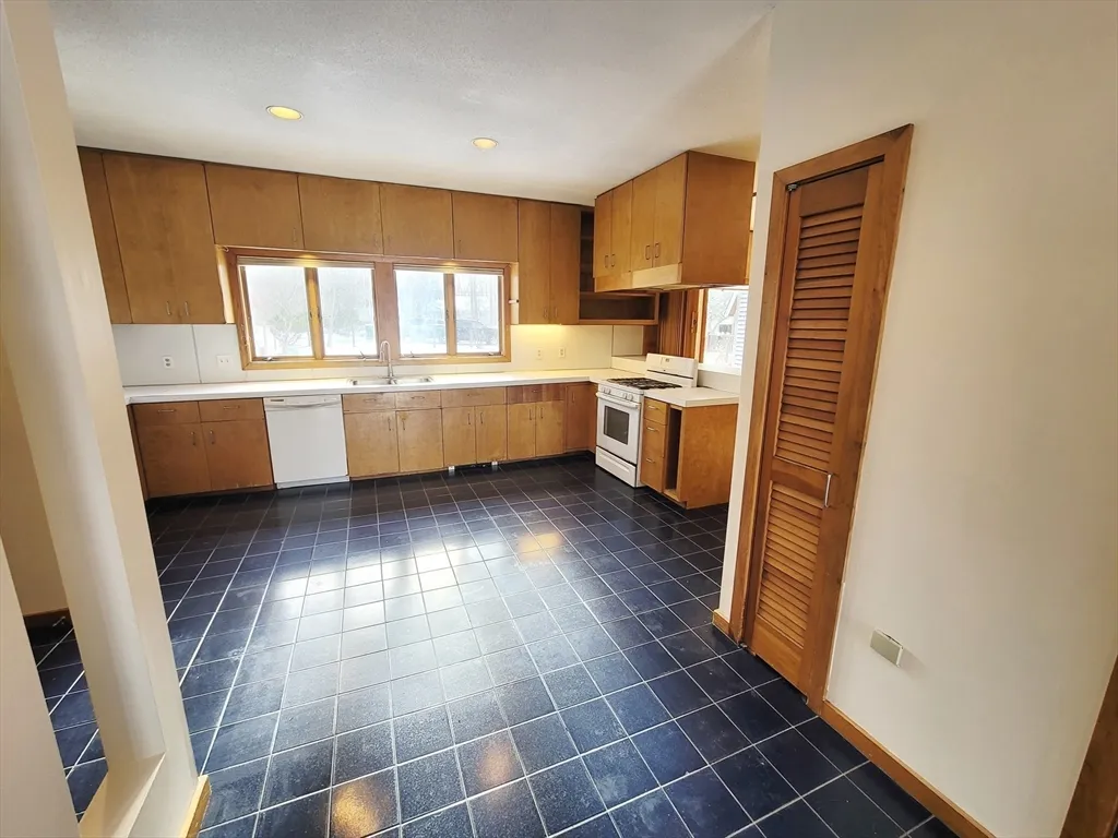 2 bed, 2 bath apartment for rent at 46 Long Hill Rd Unit Right, Groton — photo 19 of 31