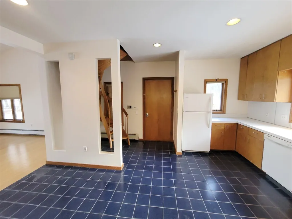 2 bed, 2 bath apartment for rent at 46 Long Hill Rd Unit Right, Groton — photo 3 of 31