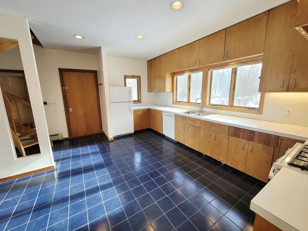2 bed, 2 bath apartment for rent at 46 Long Hill Rd Unit Right, Groton — photo 4 of 31