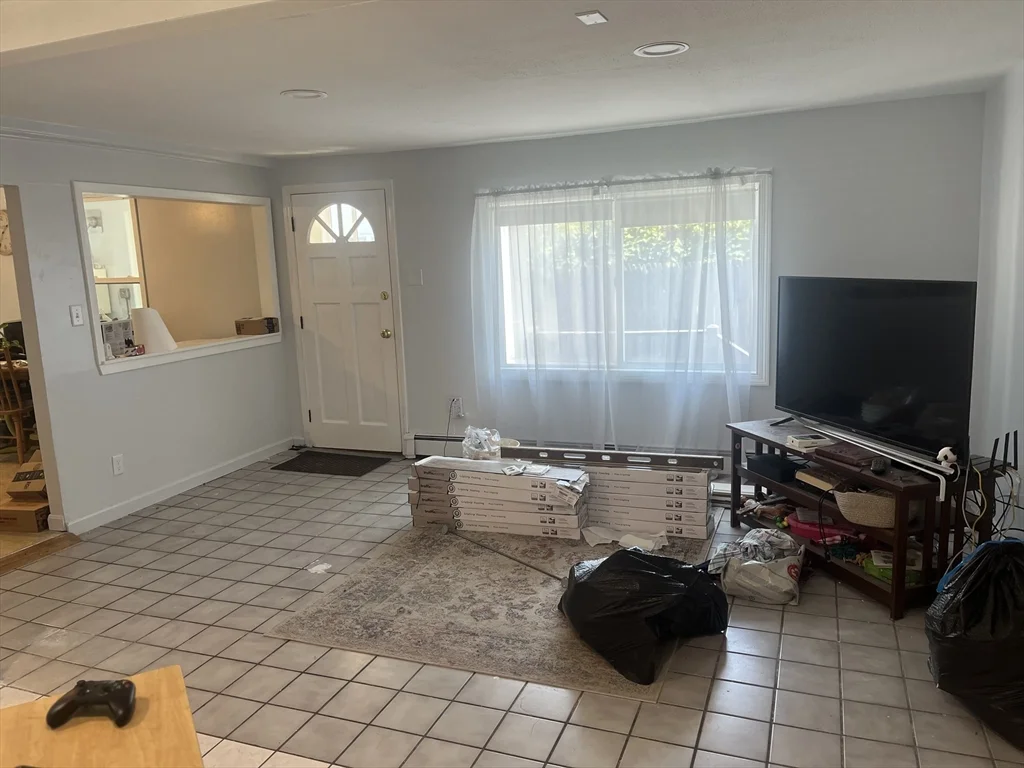 4 bed, 1 bath apartment for rent at 46 Lowell St Unit B, Peabody — photo 3 of 9