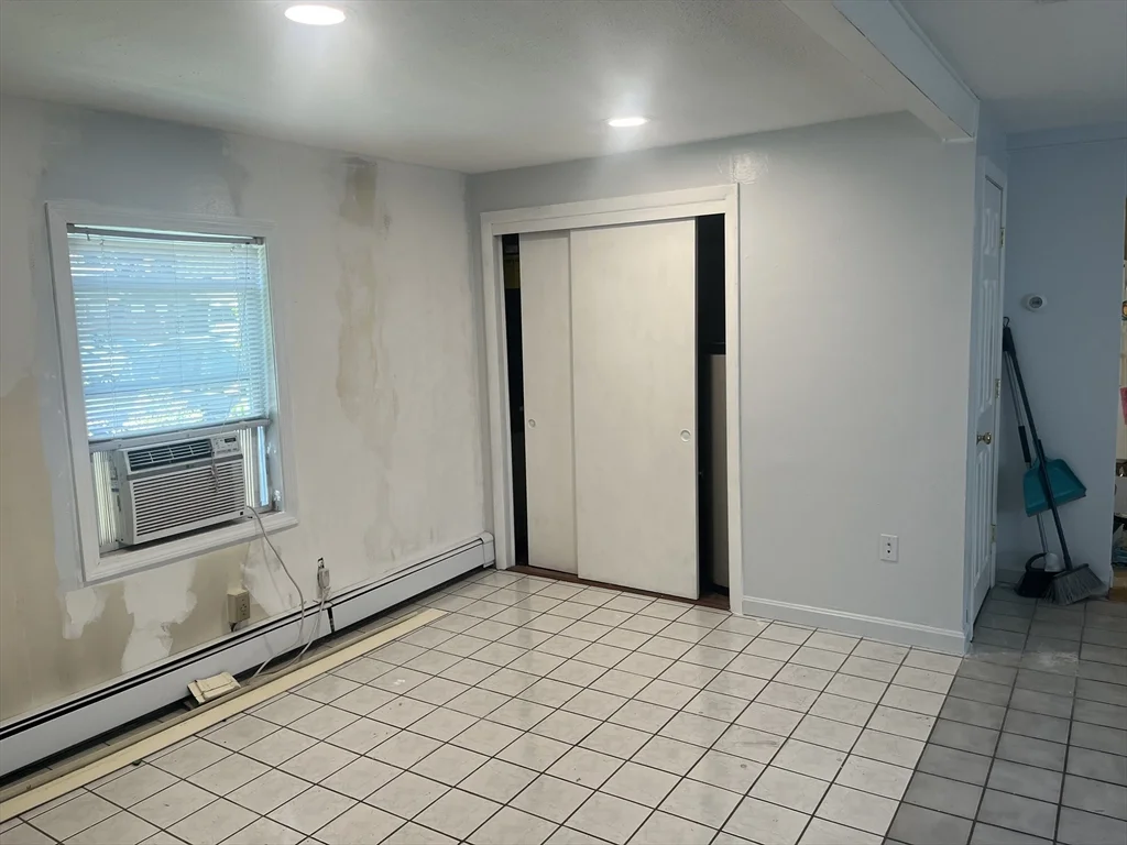 4 bed, 1 bath apartment for rent at 46 Lowell St Unit B, Peabody — photo 4 of 9