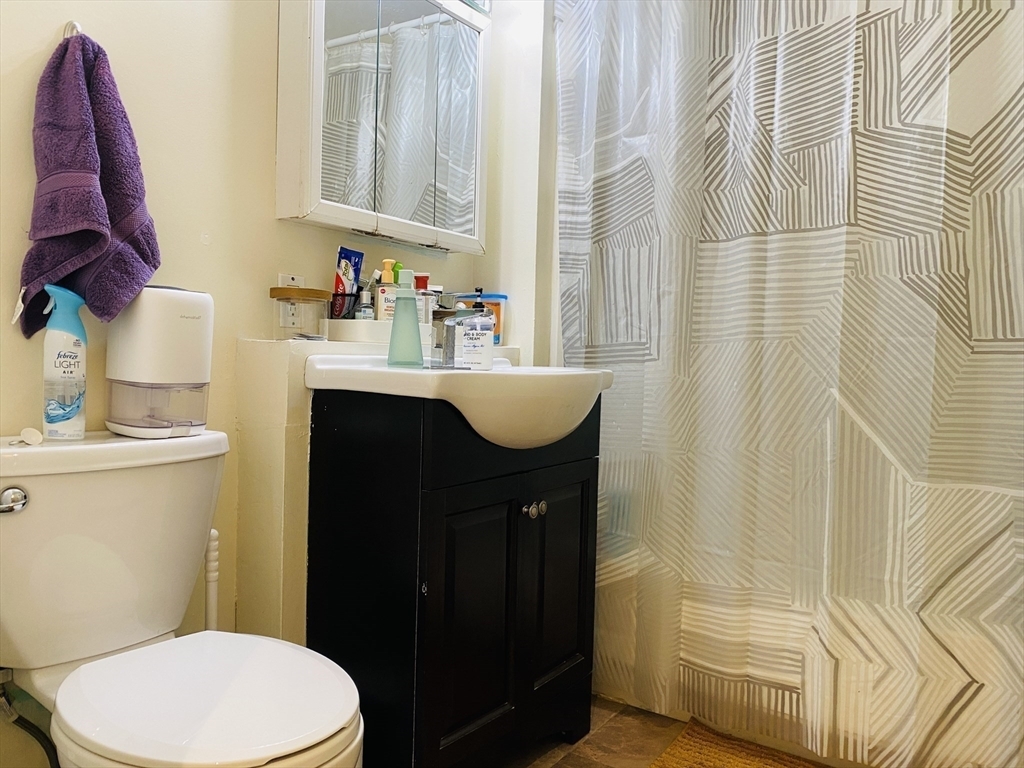 3 bed, 1 bath apartment for rent at 46 Middle St Unit 1, South Boston — photo 7 of 19