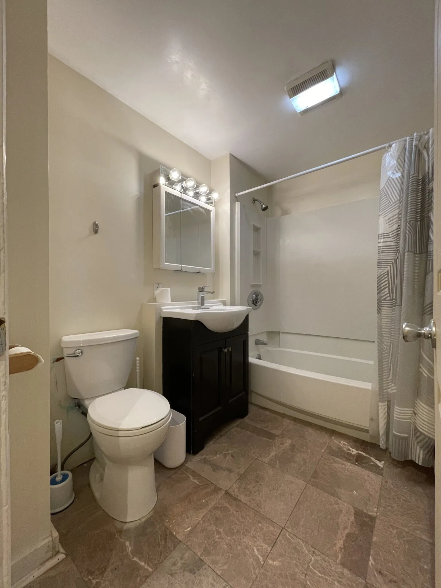 3 bed, 1 bath apartment for rent at 46 Middle St Unit 3, South Boston — photo 14 of 19