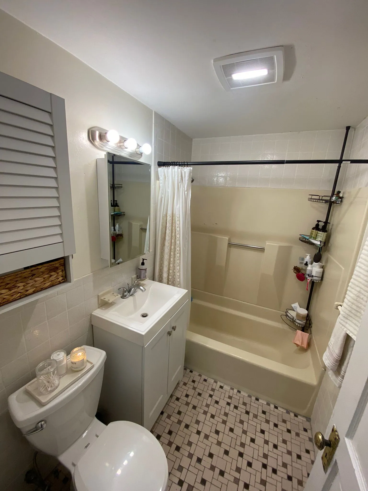 2 bed, 1 bath apartment for rent at 46 Orkney Rd Unit 2, Brighton — photo 3 of 15
