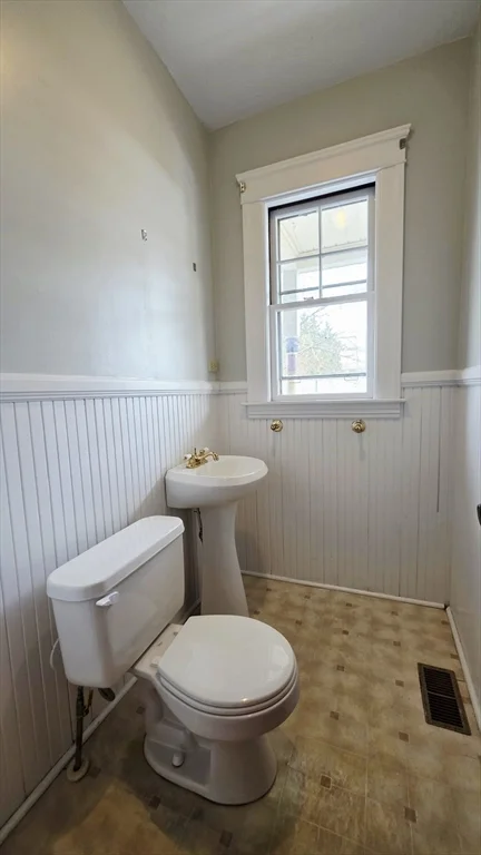 5 bed, 2 bath apartment for rent at 46 Wachusett, Worcester — photo 21 of 42