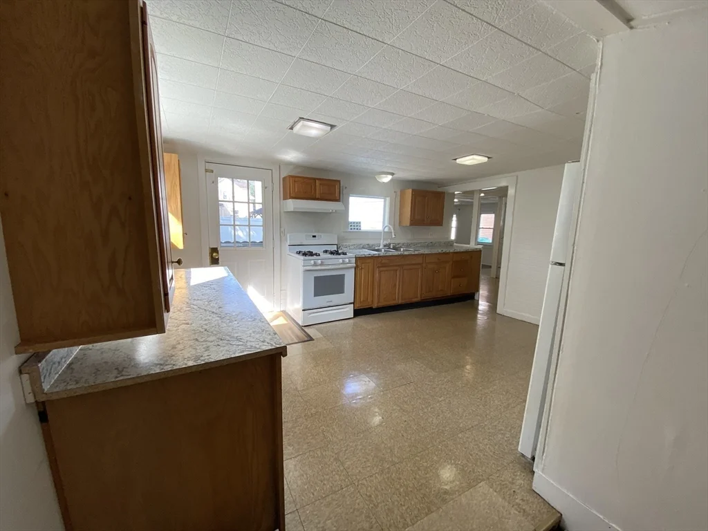 3 bed, 1 bath apartment for rent at 46 Whiting St, Lynn — photo 6 of 16