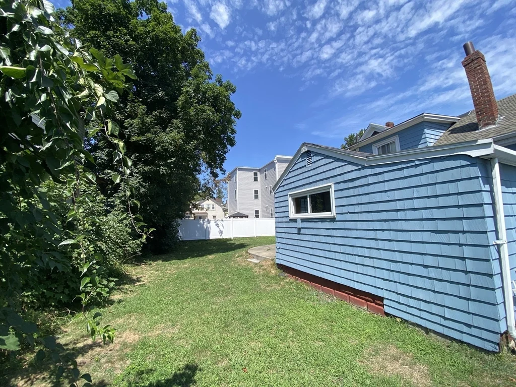 3 bed, 1 bath apartment for rent at 46 Whiting St, Lynn — photo 3 of 16