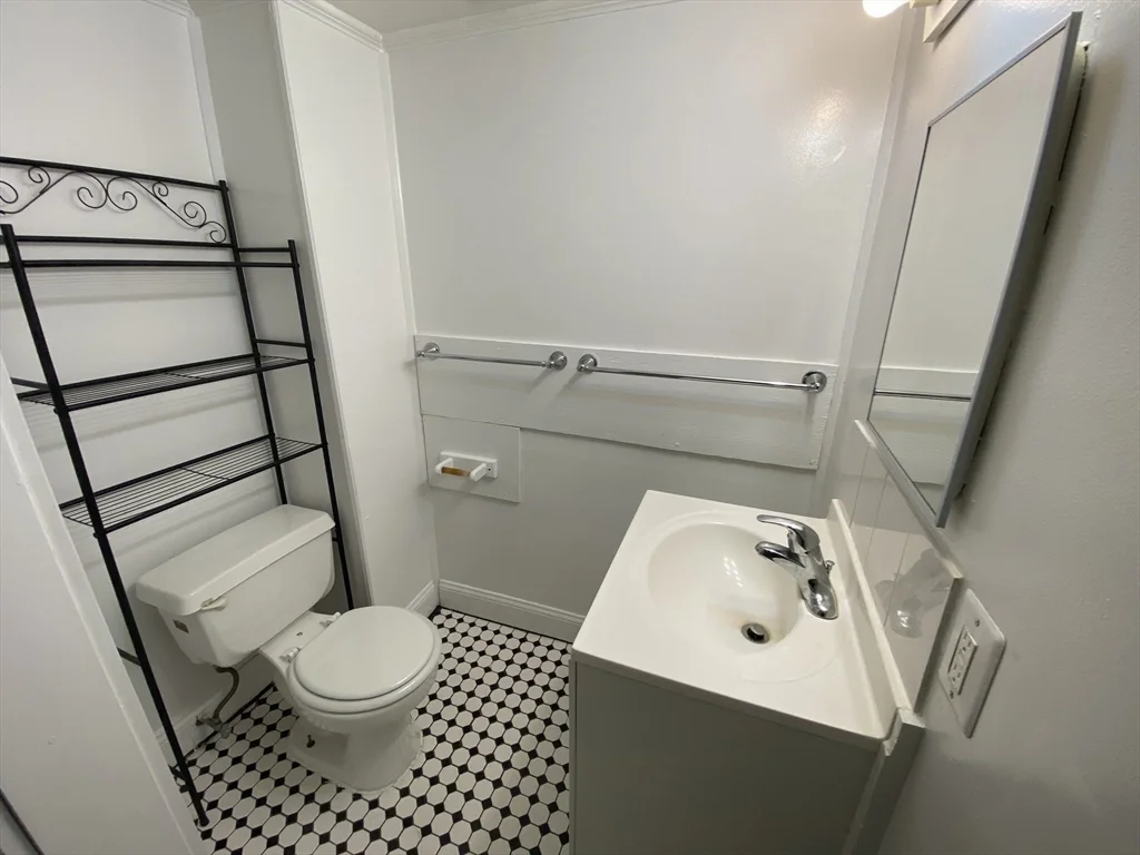3 bed, 1 bath apartment for rent at 46 Whiting St, Lynn — photo 7 of 16